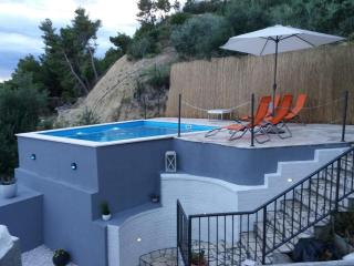 Seaside apartments with a swimming pool Krilo Jesenice, Omis - 13898 - 3