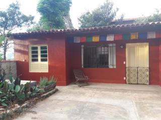 "Chalé Balines Oroboro" 1 - Casa com jardim de 150 m e cozinha completa em Macacos - Macacos - 5