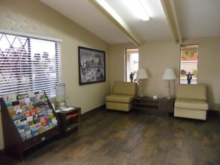 Super 8 by Wyndham Lantana West Palm Beach - 2