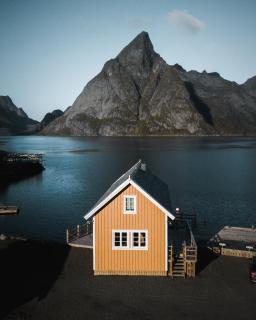 The Famous Yellow House - Reine - 7