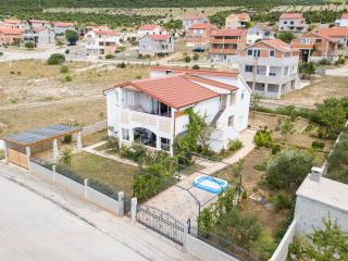 Apartment Larisa - Gornji Karin - 0