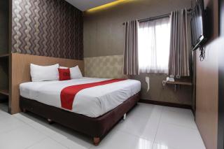 RedDoorz Plus @ Tuparev Cirebon - Cirebon - 9