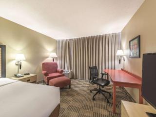 Ramada Inn by Wyndham Fairfield NJ - Fairfield - 7
