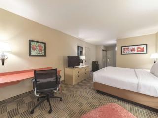 Ramada Inn by Wyndham Fairfield NJ - Fairfield - 2