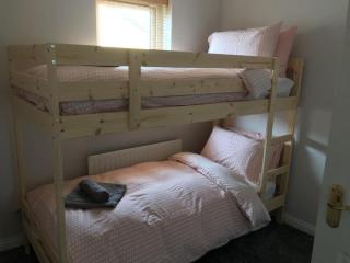 Family home sleeps 6 plenty of parking - Portrush - 1