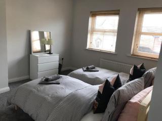 Family home sleeps 6 plenty of parking - Portrush - 6