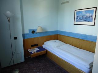 enjoyHotel garni Korntal Stuttgart b&b Parkplatz Sprinter Penny eTank - Stuttgart - 3