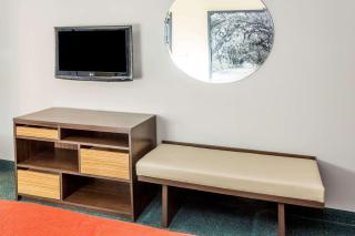 Super 8 by Wyndham Adel GA I-75 - 4