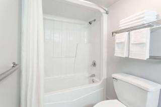 Super 8 by Wyndham Adel GA I-75 - 1