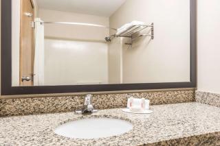 Super 8 by Wyndham LaGrande - 7