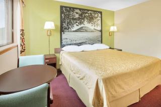 Super 8 by Wyndham Normal Bloomington - 2
