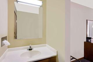 Super 8 by Wyndham Macomb - Macomb - 8