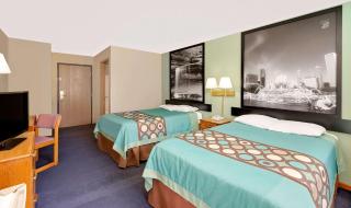 Super 8 by Wyndham Macomb - 2