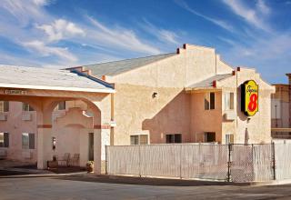 Super 8 by Wyndham Yucca Val/Joshua Tree Nat Pk Area - Yucca Valley - 9