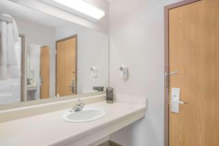 Super 8 by Wyndham Hastings - Hastings - 5