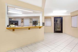 Super 8 by Wyndham Lake Havasu City - Lake Havasu City - 8