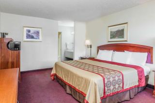Super 8 by Wyndham Bakersfield/Central - Bakersfield - 3