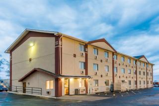 Super 8 by Wyndham Bloomington - Bloomington - 0