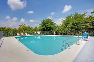 Super 8 by Wyndham Nashville/ Dntn/ Opryland Area - Nashville - 8