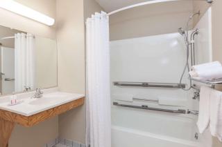 Super 8 by Wyndham Dunbar/Charleston Area - Charleston - 1
