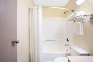 Super 8 by Wyndham Lewisburg - 3