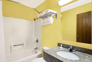 Super 8 by Wyndham Muncie/Ball St. College Area - Muncie - 1