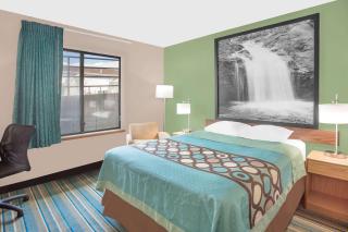 Super 8 by Wyndham Beaver Dam - Beaver Dam - 2