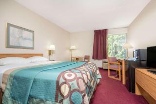 Super 8 by Wyndham Menomonie WI - 2