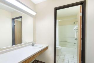 Super 8 by Wyndham Kent/Akron Area - Kent - 1