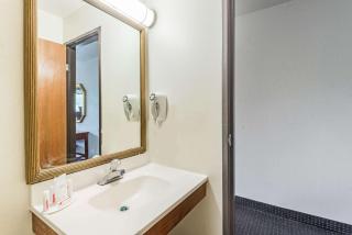 Super 8 by Wyndham Hartford - Hartford - 3
