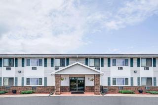Super 8 by Wyndham Tomah Wisconsin - 9