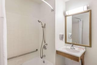 Super 8 by Wyndham Hartford - Hartford - 4