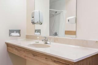 Super 8 by Wyndham Higginsville - 1