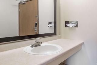 Super 8 by Wyndham Lebanon - Lebanon - 6