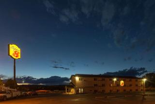 Super 8 by Wyndham Raton - Raton - 0
