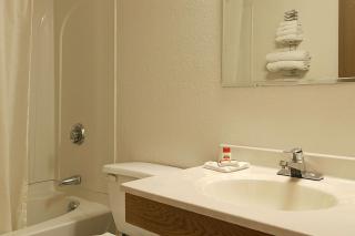 Super 8 by Wyndham Manchester Airport - Manchester - 8