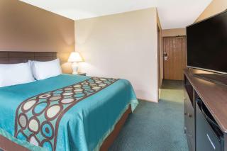 Super 8 by Wyndham Austin MN - 1