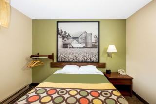 Super 8 by Wyndham Fairmont - 1