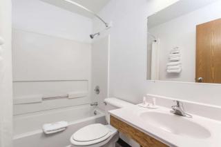 Super 8 by Wyndham Norwich - 5