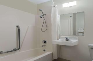 Super 8 by Wyndham Wisconsin Dells - Wisconsin Dells - 4