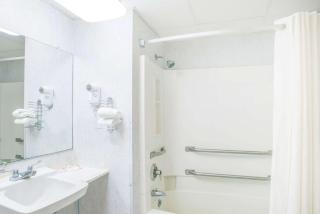 Super 8 by Wyndham Plattsburgh - Plattsburgh - 3