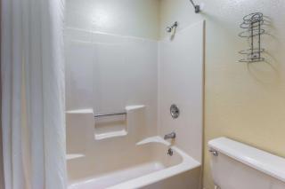 Super 8 by Wyndham Hartford WI - Hartford - 3