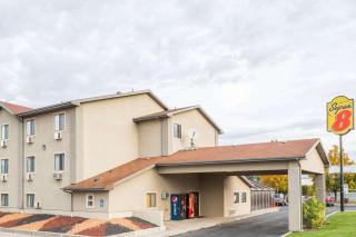 Super 8 by Wyndham Logan - Logan - 0