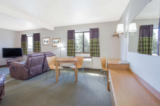 Super 8 by Wyndham Havre - 2