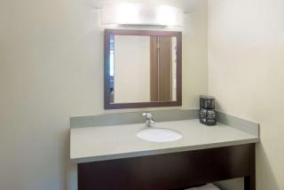 Super 8 by Wyndham White River Junction - White River Junction - 4