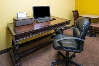 Super 8 by Wyndham Lincoln West - 5