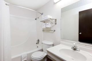 Super 8 by Wyndham Norfolk - Norfolk - 5