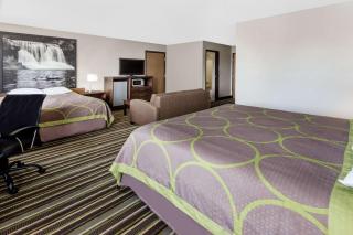Super 8 by Wyndham Plymouth - 2