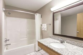Super 8 by Wyndham Plymouth - 3