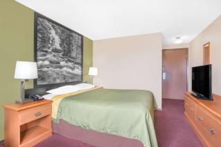 Super 8 by Wyndham Riverton - 1